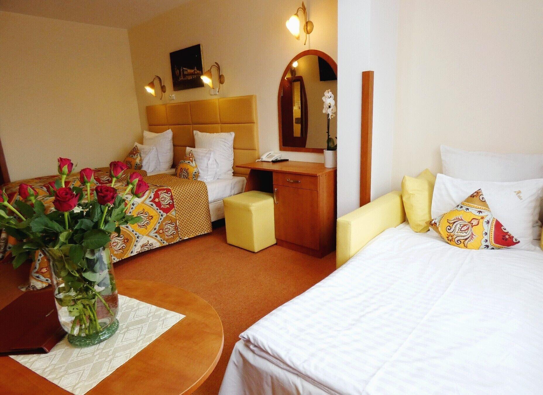 Private 2-Bedroom Apartment Krakau Buitenkant foto