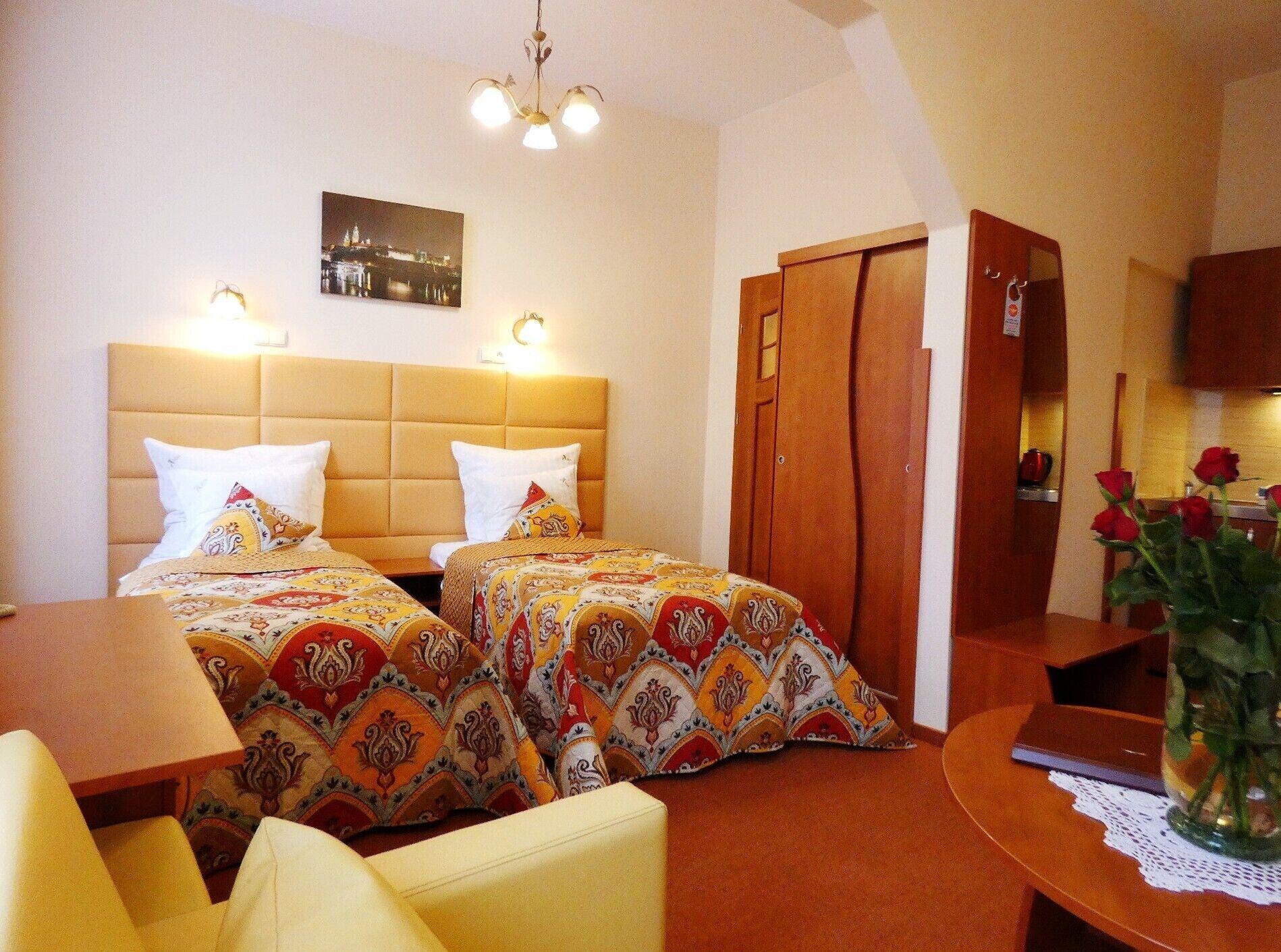 Private 2-Bedroom Apartment Krakau Buitenkant foto
