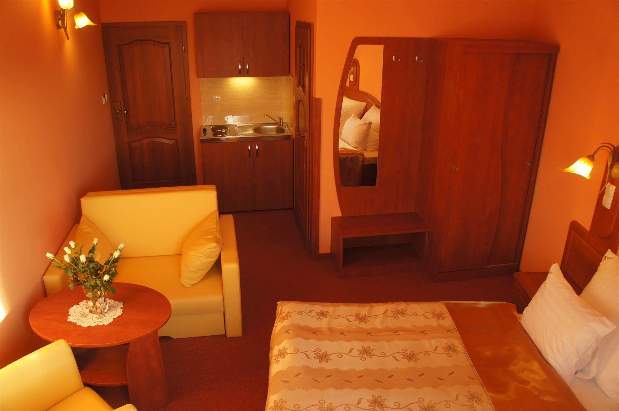 Private 2-Bedroom Apartment Krakau Buitenkant foto
