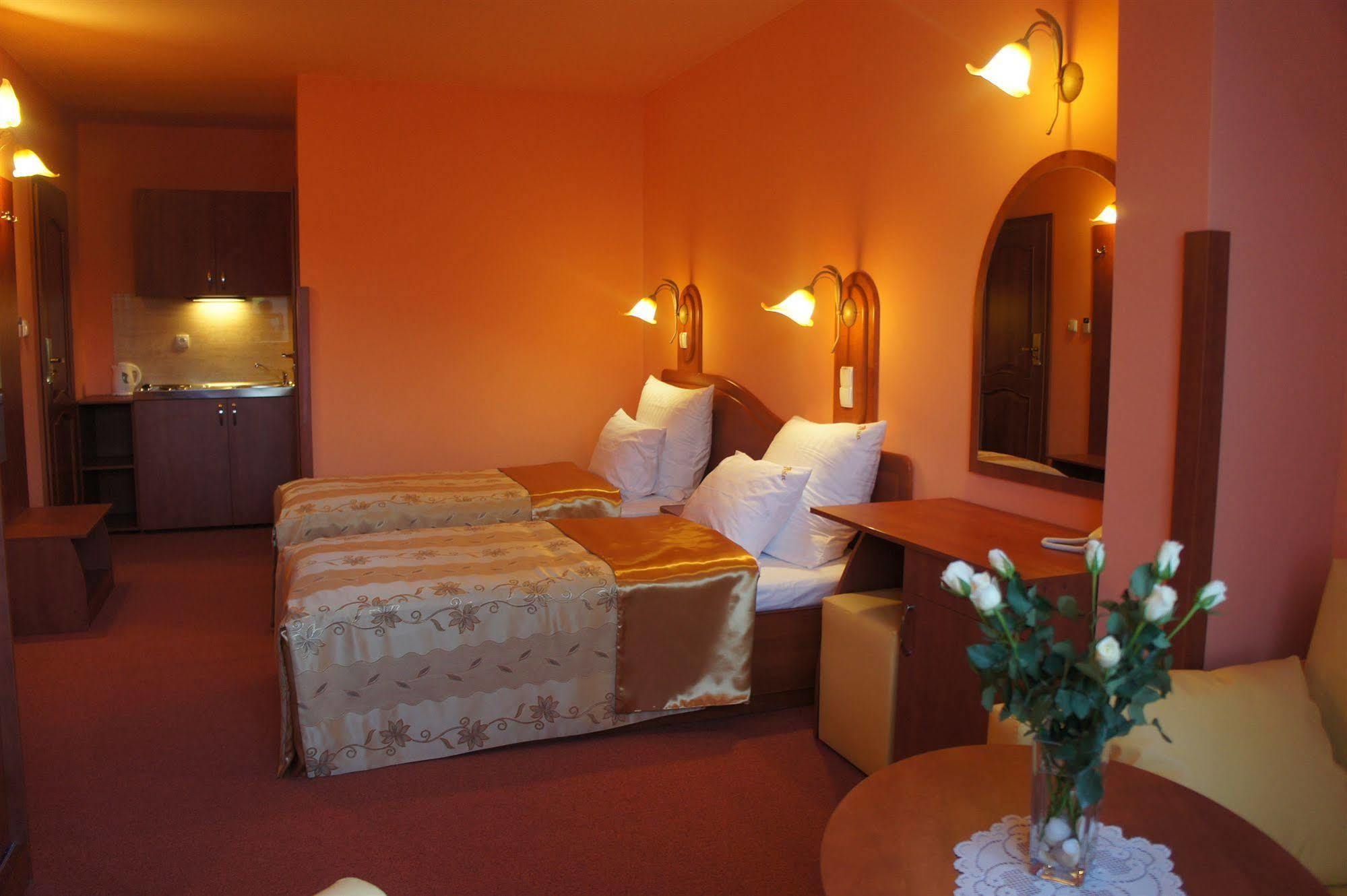 Private 2-Bedroom Apartment Krakau Buitenkant foto